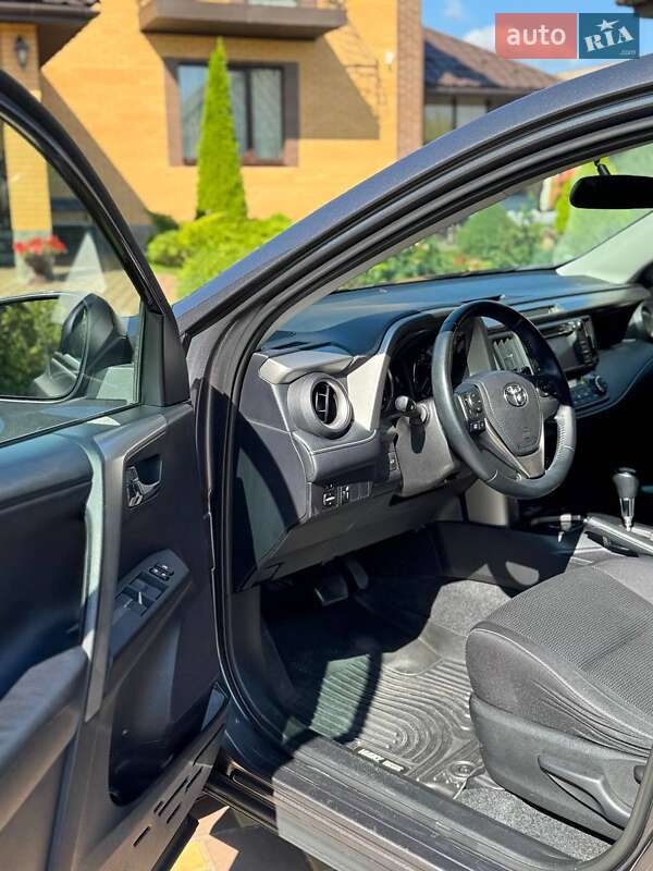 Внедорожник / Кроссовер Toyota RAV4 2016 в Умани