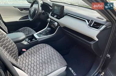 Внедорожник / Кроссовер Toyota RAV4 2019 в 
