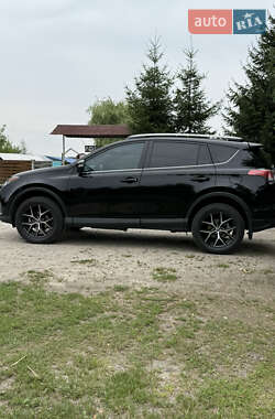 Позашляховик / Кросовер Toyota RAV4 2018 в 