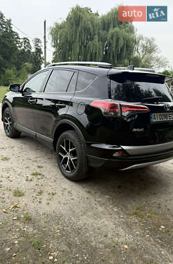 Позашляховик / Кросовер Toyota RAV4 2018 в 