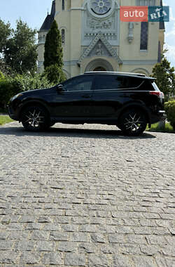 Позашляховик / Кросовер Toyota RAV4 2018 в 