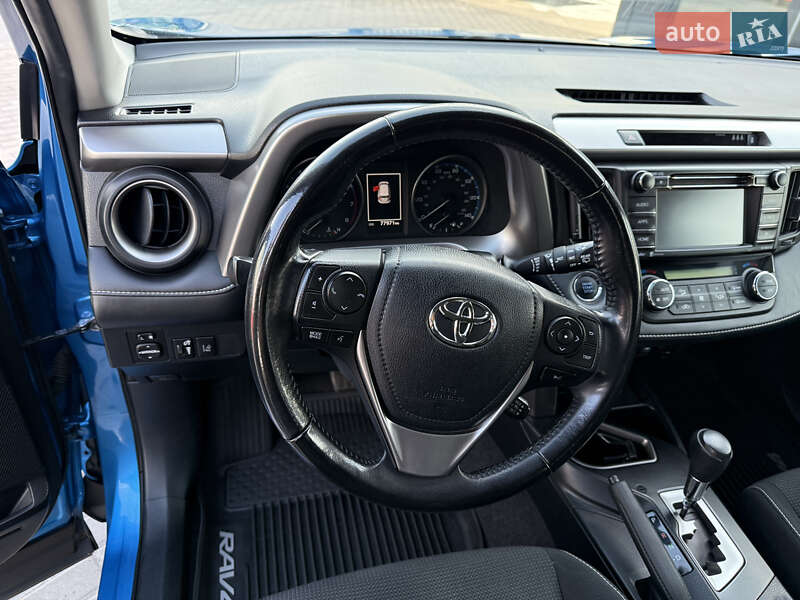 Внедорожник / Кроссовер Toyota RAV4 2017 в Золочеве