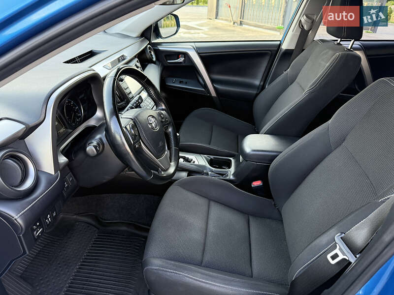 Внедорожник / Кроссовер Toyota RAV4 2017 в Золочеве