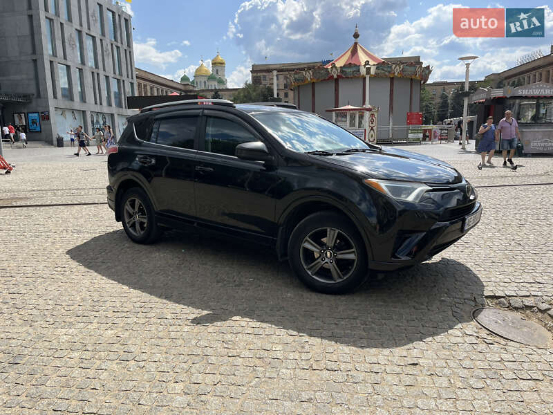 Позашляховик / Кросовер Toyota RAV4 2016 в Дніпрі