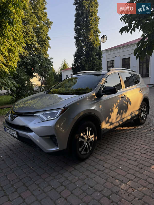 Позашляховик / Кросовер Toyota RAV4 2017 в Ромнах