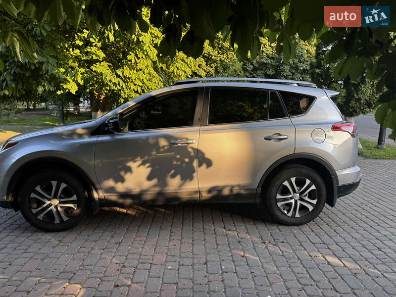 Позашляховик / Кросовер Toyota RAV4 2017 в Ромнах