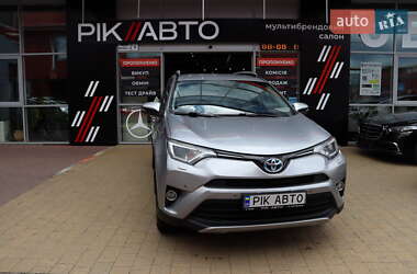 Внедорожник / Кроссовер Toyota RAV4 2018 в 