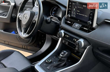Внедорожник / Кроссовер Toyota RAV4 2020 в 