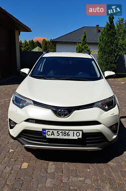Внедорожник / Кроссовер Toyota RAV4 2016 в Ужгороде