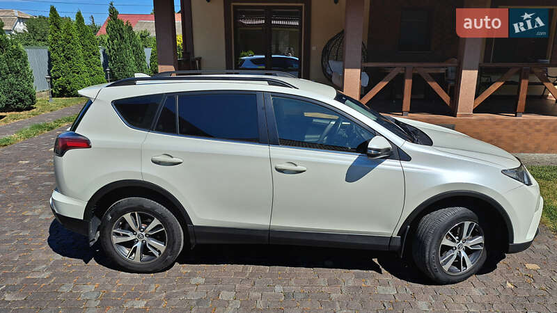 Внедорожник / Кроссовер Toyota RAV4 2016 в Ужгороде