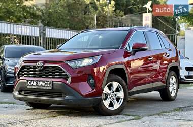 Внедорожник / Кроссовер Toyota RAV4 2019 в 