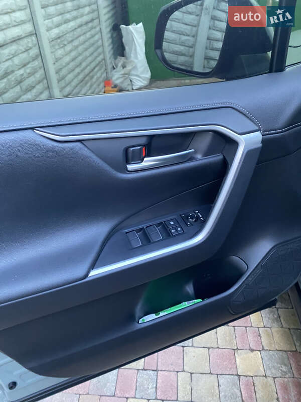 Позашляховик / Кросовер Toyota RAV4 2021 в Харкові