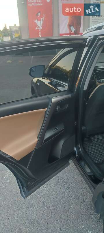 Позашляховик / Кросовер Toyota RAV4 2017 в Дніпрі