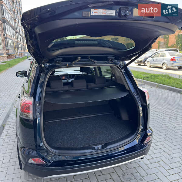 Внедорожник / Кроссовер Toyota RAV4 2017 в Житомире