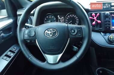 Внедорожник / Кроссовер Toyota RAV4 2017 в 