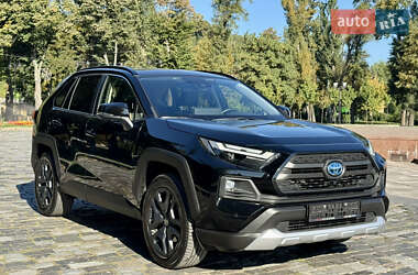 Внедорожник / Кроссовер Toyota RAV4 2024 в 