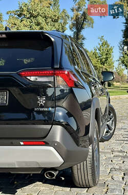 Внедорожник / Кроссовер Toyota RAV4 2024 в 