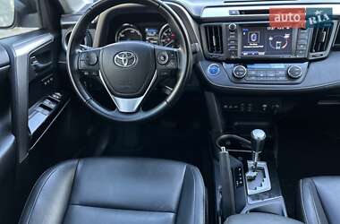 Внедорожник / Кроссовер Toyota RAV4 2016 в 