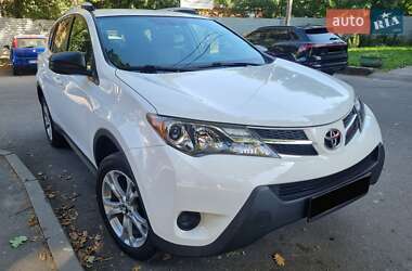 Позашляховик / Кросовер Toyota RAV4 2015 в Рівному