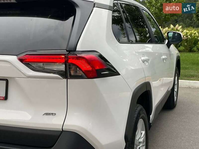 Внедорожник / Кроссовер Toyota RAV4 2020 в Хмельницком