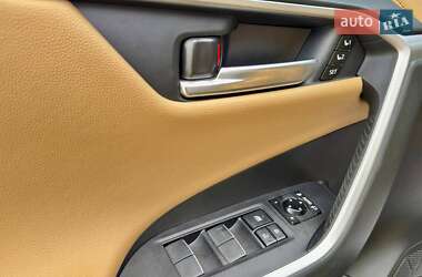Внедорожник / Кроссовер Toyota RAV4 2020 в 