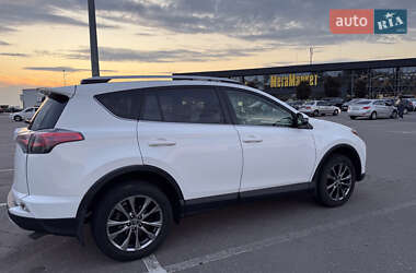 Внедорожник / Кроссовер Toyota RAV4 2016 в 