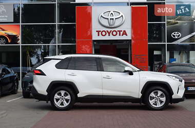 Внедорожник / Кроссовер Toyota RAV4 2018 в 