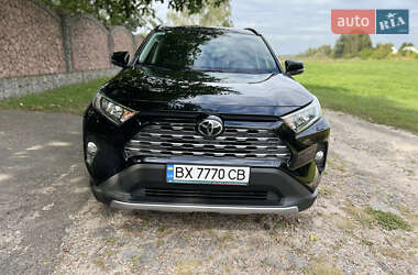 Позашляховик / Кросовер Toyota RAV4 2021 в 