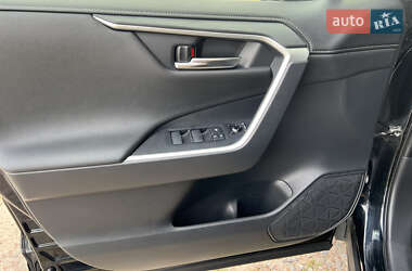 Позашляховик / Кросовер Toyota RAV4 2021 в 
