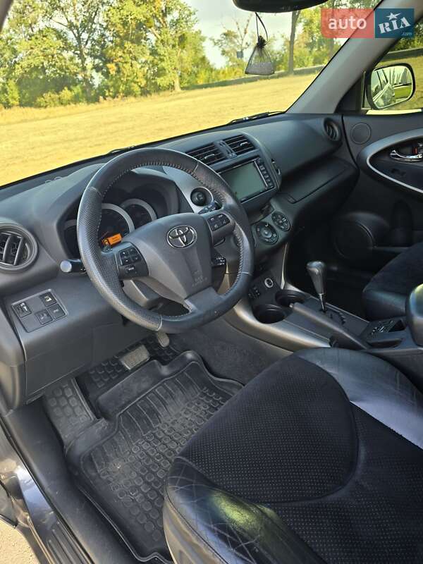 Внедорожник / Кроссовер Toyota RAV4 2011 в Шполе