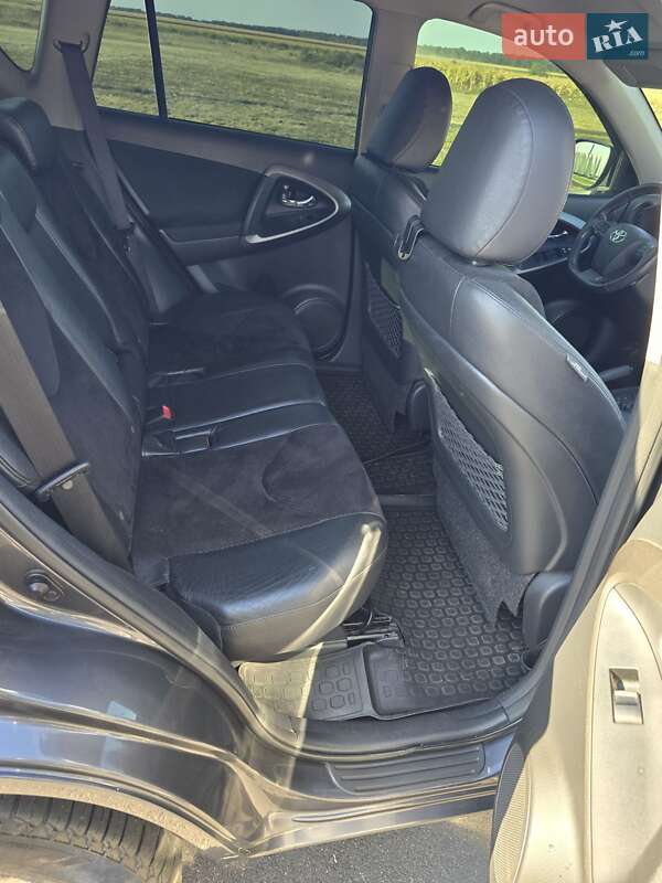 Внедорожник / Кроссовер Toyota RAV4 2011 в Шполе