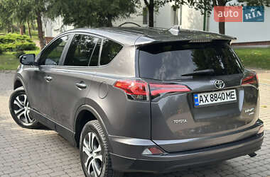 Внедорожник / Кроссовер Toyota RAV4 2017 в 