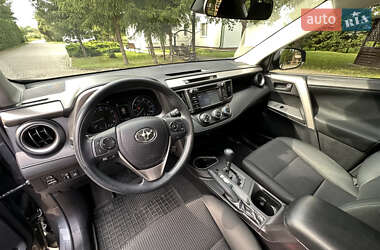 Внедорожник / Кроссовер Toyota RAV4 2017 в 