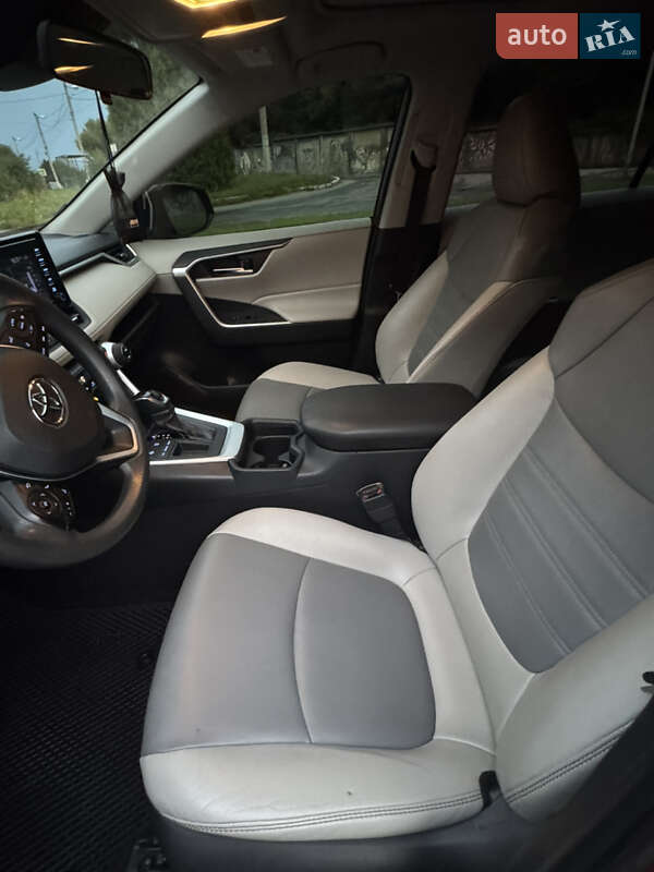 Позашляховик / Кросовер Toyota RAV4 2020 в Львові