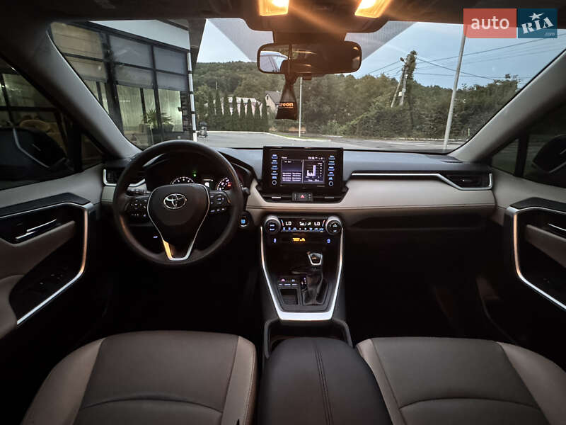 Позашляховик / Кросовер Toyota RAV4 2020 в Львові