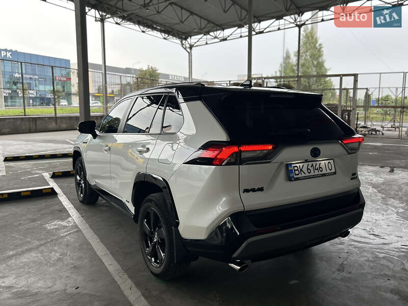 Внедорожник / Кроссовер Toyota RAV4 2021 в Ровно