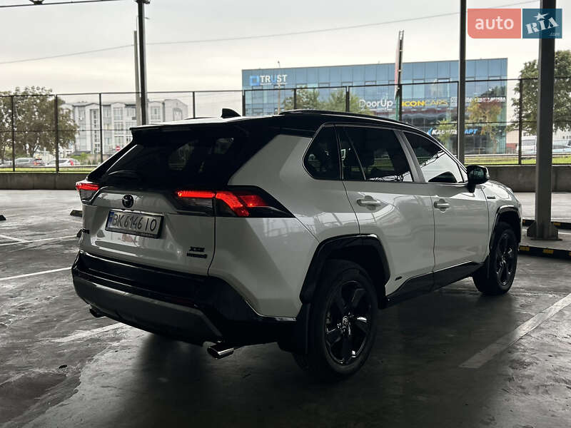 Внедорожник / Кроссовер Toyota RAV4 2021 в Ровно