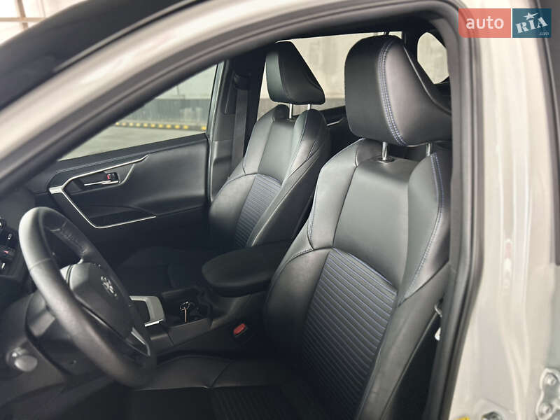 Внедорожник / Кроссовер Toyota RAV4 2021 в Ровно