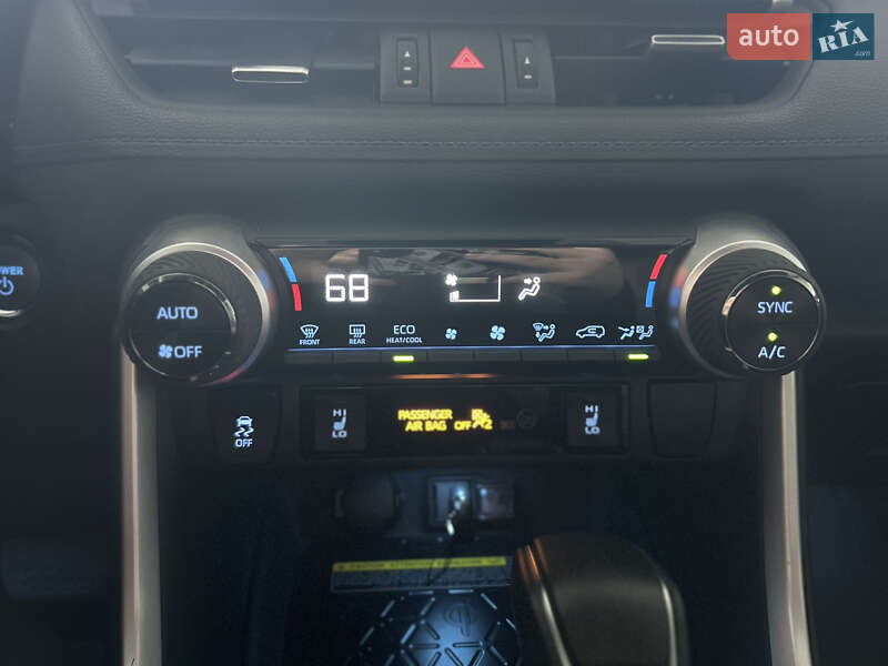 Внедорожник / Кроссовер Toyota RAV4 2021 в Ровно