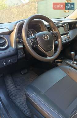 Внедорожник / Кроссовер Toyota RAV4 2015 в 