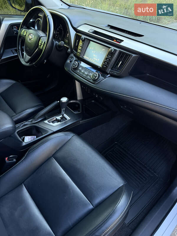 Позашляховик / Кросовер Toyota RAV4 2016 в Києві