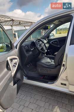 Внедорожник / Кроссовер Toyota RAV4 2005 в 