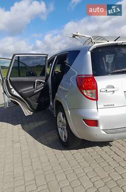 Внедорожник / Кроссовер Toyota RAV4 2005 в 