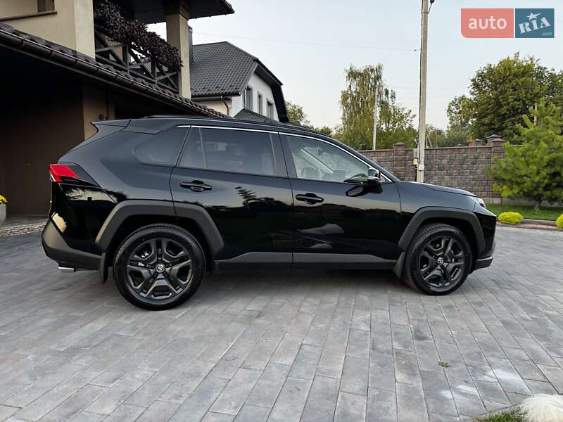 Позашляховик / Кросовер Toyota RAV4 2024 в Рівному
