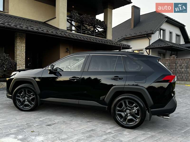 Позашляховик / Кросовер Toyota RAV4 2024 в Рівному