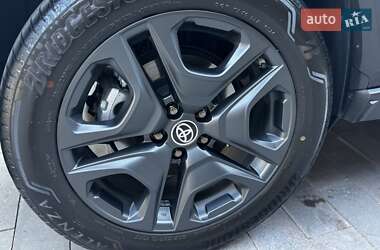 Внедорожник / Кроссовер Toyota RAV4 2024 в 