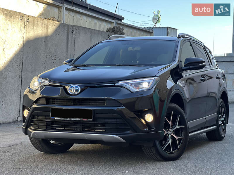 Внедорожник / Кроссовер Toyota RAV4 2017 в 