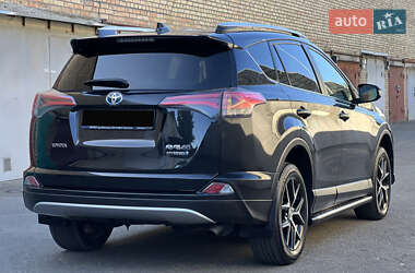 Внедорожник / Кроссовер Toyota RAV4 2017 в 