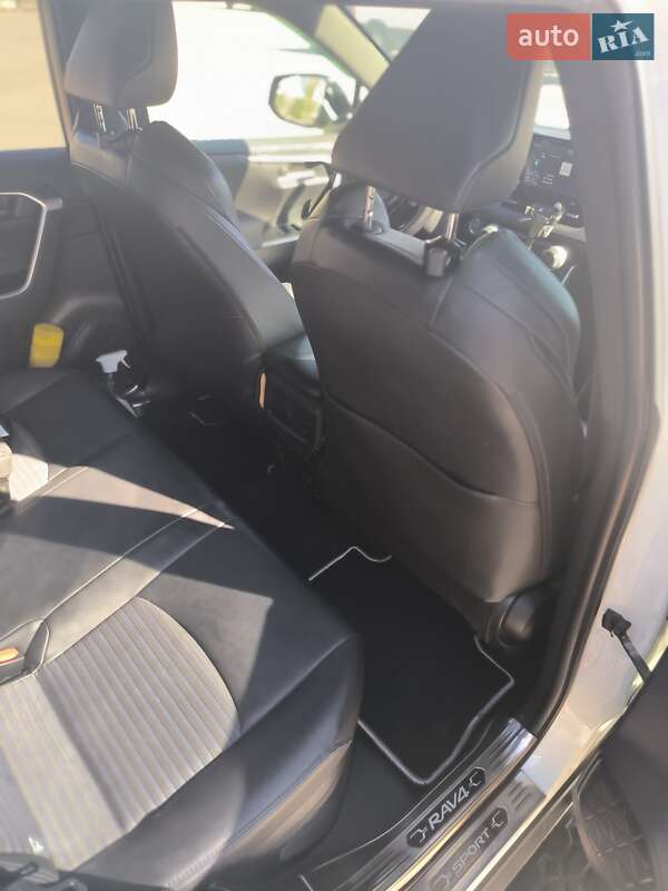 Позашляховик / Кросовер Toyota RAV4 2019 в Дніпрі