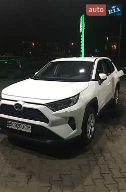 Позашляховик / Кросовер Toyota RAV4 2019 в Рівному
